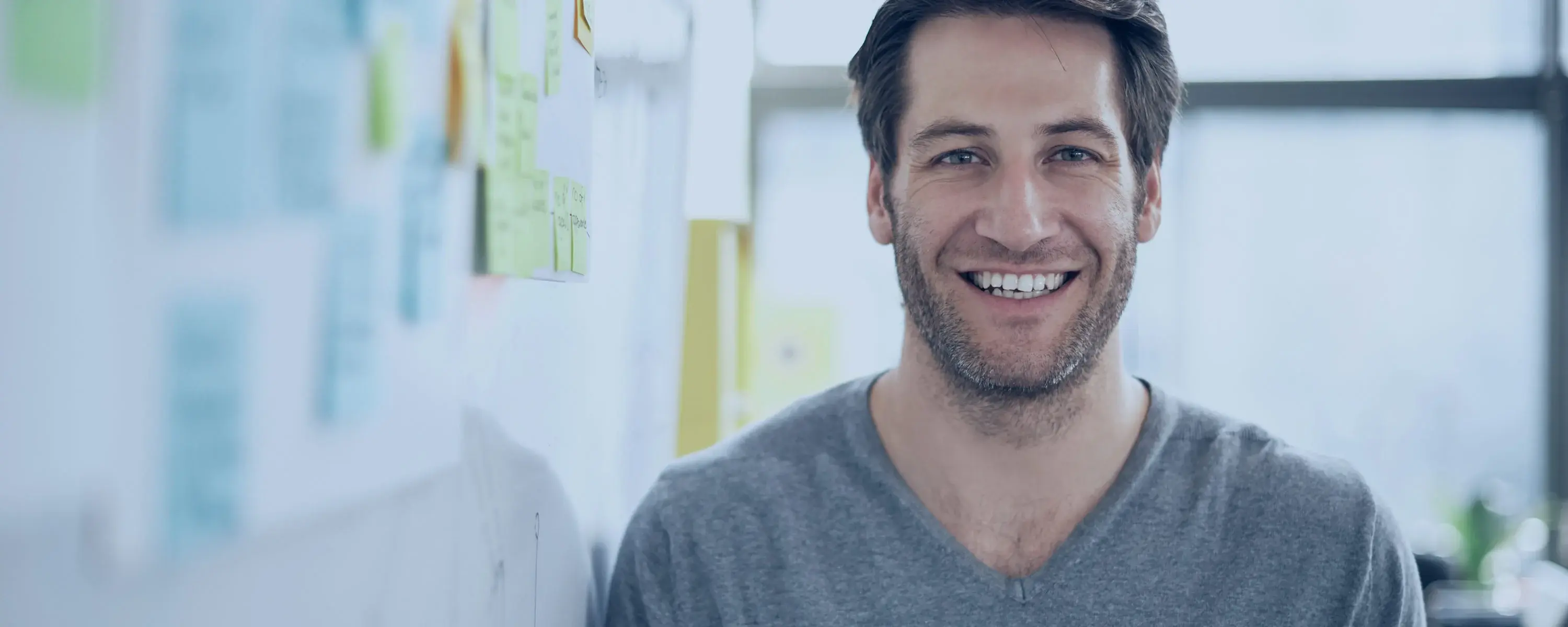 A person smiling in front of a whiteboard was recorded and analyzed by the OEE